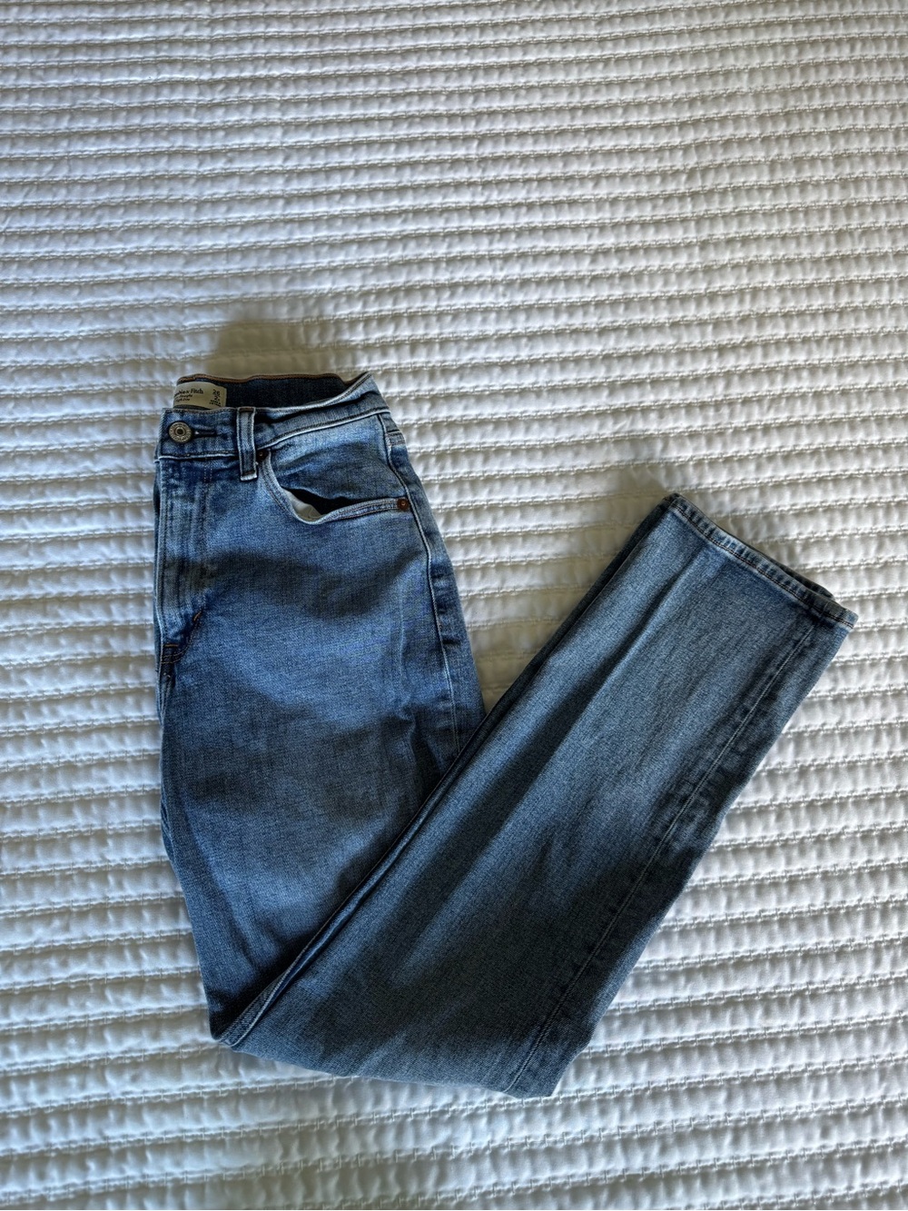 Abercrombie Ultra High Rise 90s Straight Jean Slim - Light Blue (26 Short) - Picture 9 of 9